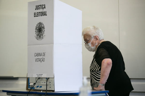 Luiza Erundina vota em Mirandópolis-50