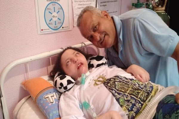 Família de BH faz vaquinha para ajudar adolescente com paralisia cerebral