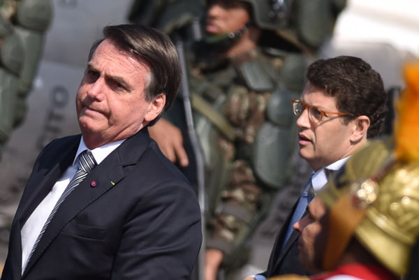 o ministro do Meio Ambiente, Ricardo Salles, ao lado do presidente Jair Bolsonaro