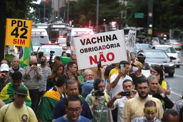 Manifestantes fazem um protesto contra o governador João Doria (PSDB) e a vacina, na avenida Paulista 1