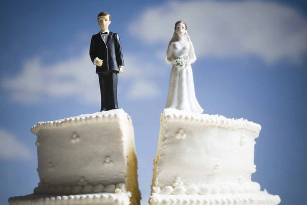 bolo de casamento partido ao meio indicando um divórcio