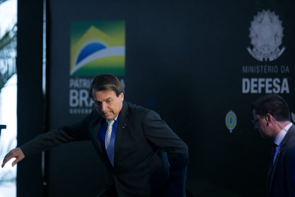 Presidente Bolsonaro tropeça ao subir no palco para o discurso no almoço de final de ano da FAB