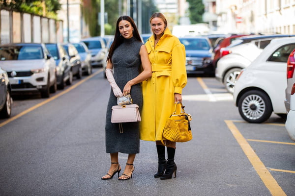 Looks de street style com vestido cinza e casaco amarelo
