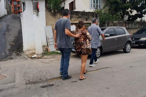 Mulher é presa com 18 mandados de prisão em aberto no Rio de Janeiro