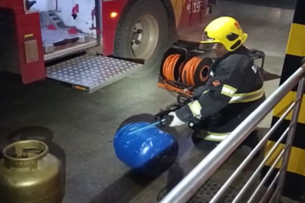 PM e bombeiros encontram drogas escondidas em botijões de gás em Luziânia