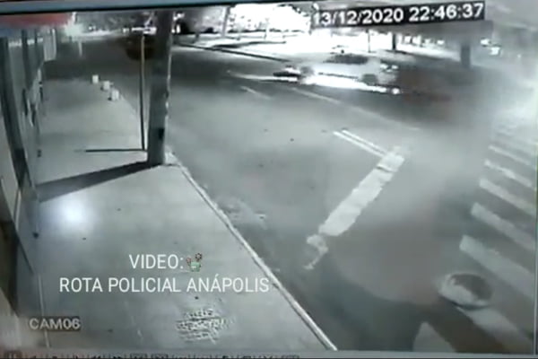 Adolescente é atropelado e arrastado em avenida de Goiás