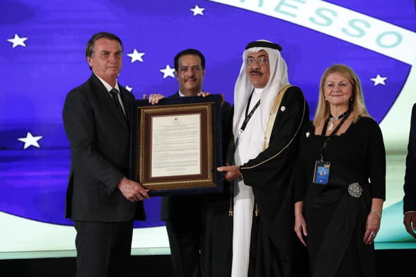 Evento Brasil e Bahrein - Bolsonaro e Sheikh Khalid Khalifa Duaji Alkhalifa com Betsy Mathieson, presidente do This Is Bahrein