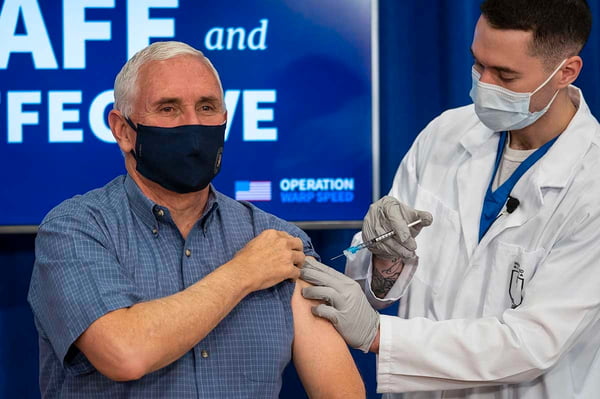 Vice-presidente dos EUA, Mike Pence, recebe vacina contra a Covid-19