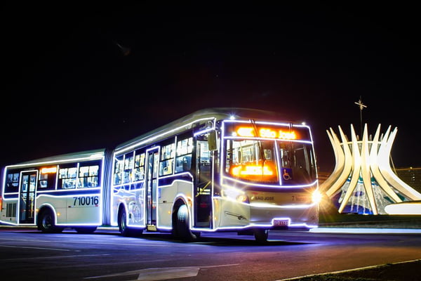 Ônibus iluminado da São José