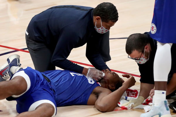 Kawhi Leonard sofre pancada na NBA