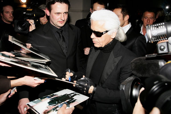 Estilista Karl Lagerfeld dando autógrafos