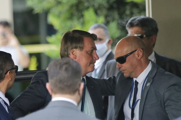 Bolsonaro chega ao Ministério da Saúde para encontro com o ministro Eduardo Pazuello