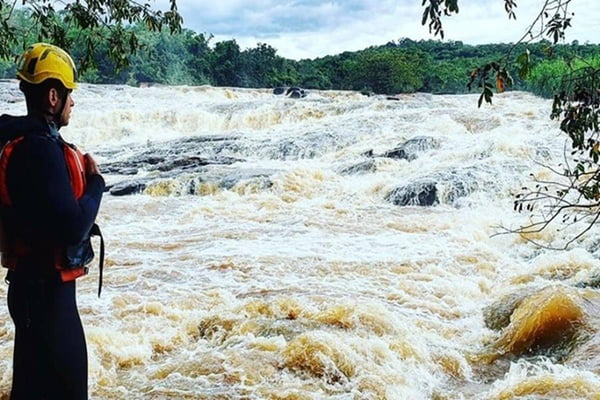 Homem desaparece após tentar fazer selfie e cair do alto de cachoeira
