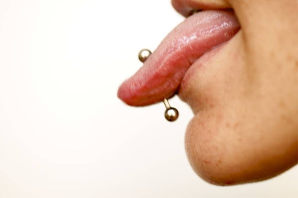 Piercing vibratório de língua
