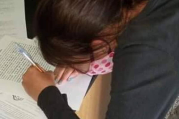 Menina de 10 anos é detida por não usar máscara na Argentina