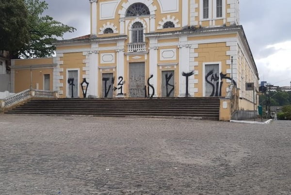 Igreja histórica amanhece pichada na Paraíba: “A sociedade cria o marginal”