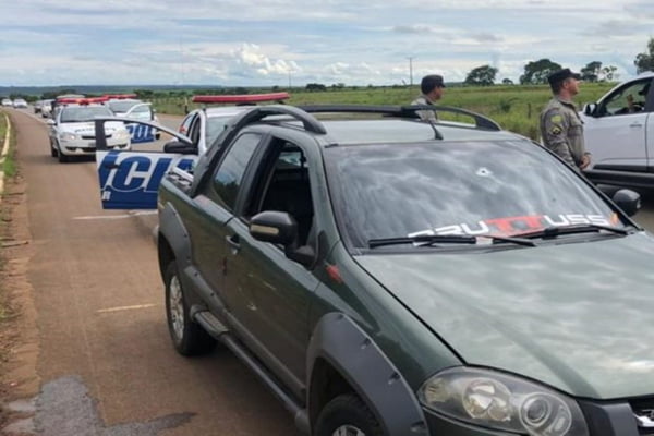 Homem furta carro com criança dentro e tenta atropelar policiais em Goiás