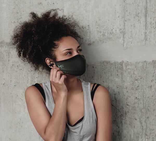 Máscara de proteção facial oferece fone de ouvido e microfone integrados