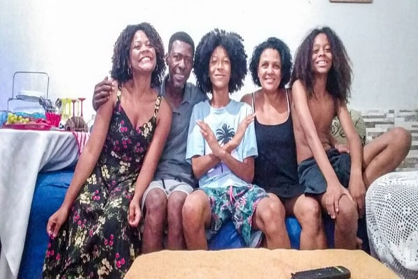 Família faz vaquinha para pagar tratamento de jovem com doença rara no Rio