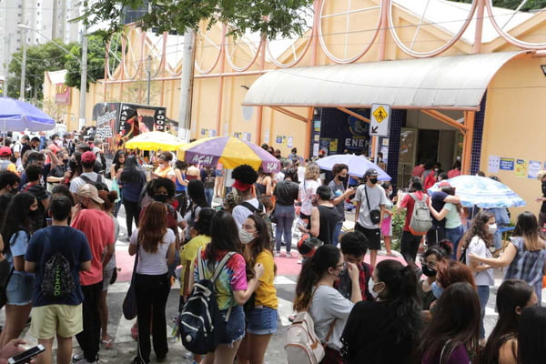 Candidatos chegam para a prova do Enem 2021, na Unip Marquês de São Vicente, na Barra Funda, zona oeste de São Paulo, neste domingo (17)