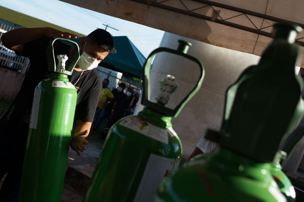 Com falta de oxigênio, Itacoatiara faz corrida a Manaus para reabastecer cilindros do gás