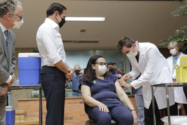 Enfermeira nascida na Bahia é a primeira vacinada contra Covid-19 no interior de São Paulo