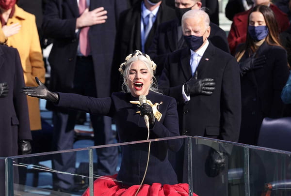 Lady Gaga canta hino nacional durante posse de Joe Biden nos Estados Unidos