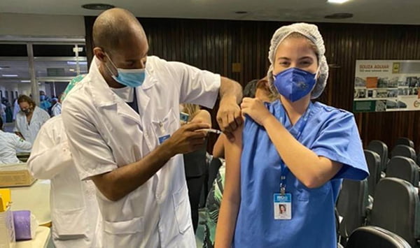 Vacinação no hospital Souza Aguiar, no Rio
