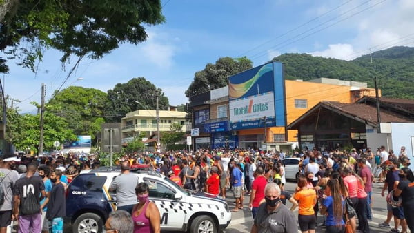 Comerciantes de Ubatuba bloqueiam entrada da cidade em protesto contra fechamento de lojas