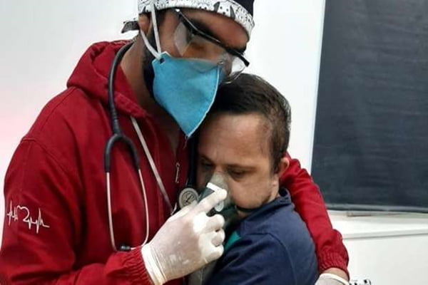 Com abraço, enfermeiro tranquiliza paciente com Down para dar oxigênio