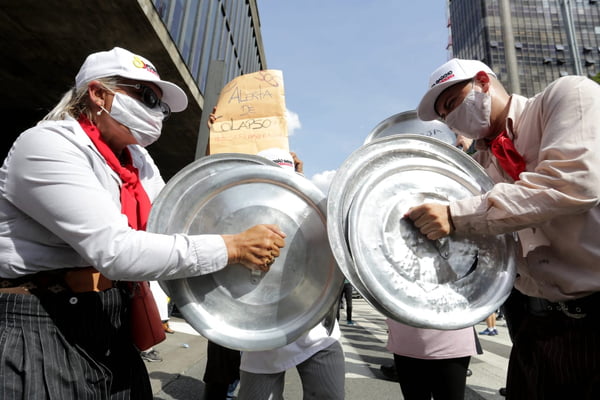 Sindicatos protestam contra medidas restritivas para combater pandemia em SP (1)
