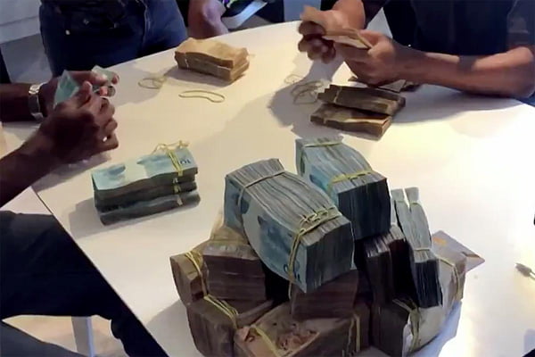 Polícia apreende R$ 470 mil e passaporte de Nego do Borel no RJ