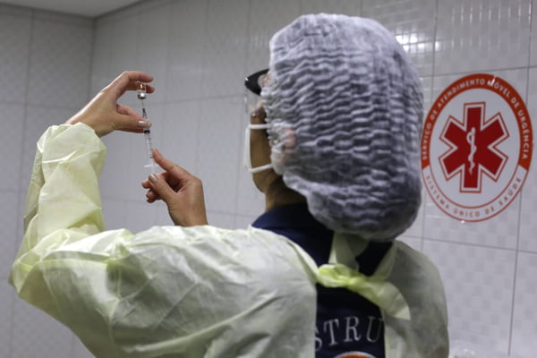Socorristas e enfermeiras do Samu, tomam vacina contra a covid-19 em sao paulo 16