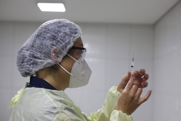Socorristas e enfermeiras do Samu, tomam vacina contra a covid-19 em sao paulo 16