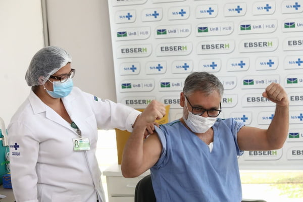Profissional do Hospital Universitário de Brasília (HUB) recebe dose de vacina contra Covid-19