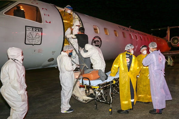 Pacientes de Manaus com Covid-19 chegam a Florianópolis