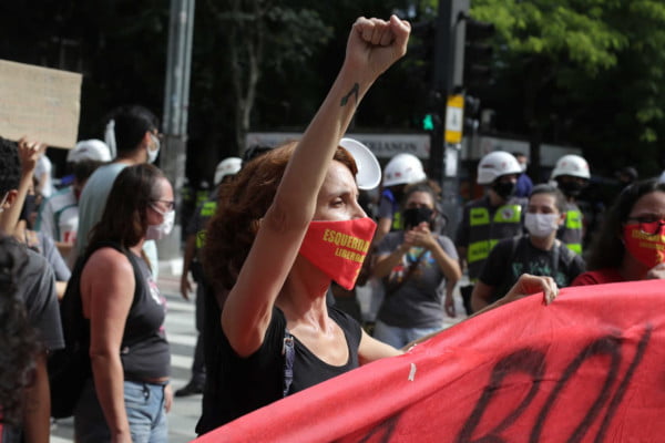 Convocadas pela esquerda, carreatas contra Bolsonaro e pró-vacina saem às ruas em SP e RJ