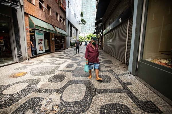 Comércio fechado e ruas desertas pelo centro do Rio