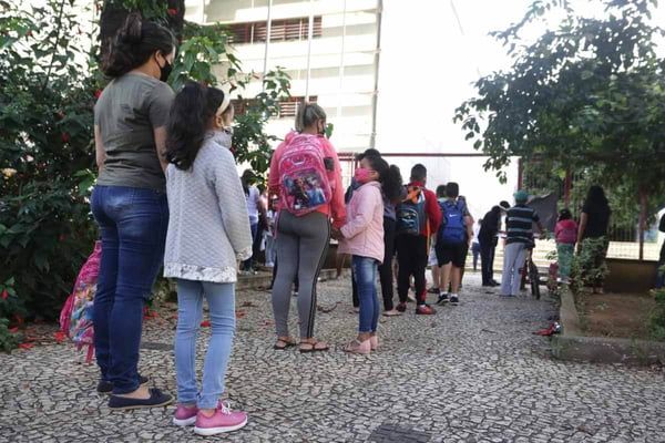 Estudantes chegam na escola E.E Prudente de Morais no Bom Retiro, zona norte de São Paulo, nesta manhã de segunda-feira (08). Hoje da o início as aulas presencias na rede estadual de ensino.