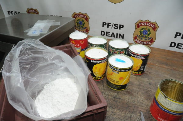 Polícia Federal apreende cocaína em latas de pêssegos em calda no Aeroporto Internacional de São Paulo, em Guarulhos, em fevereiro de 2021