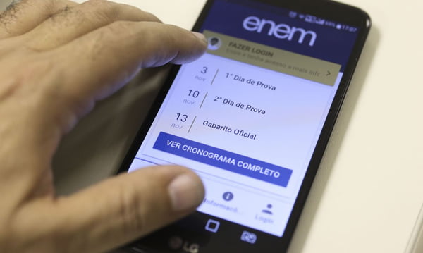 Fotografia colorida de celular mostrando a tela de início do app do Enem