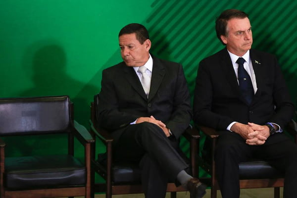 Vice-presidente Hamilton Mourão ao lado do presidente Jair Bolsonaro