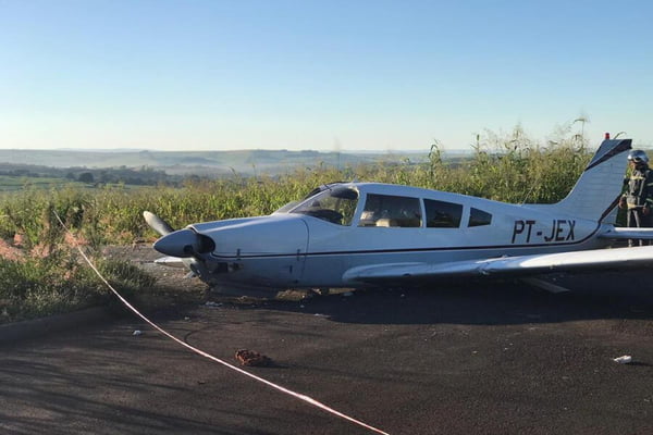 Avião de pequeno porte faz pouso de emergência em cidade do Paraná