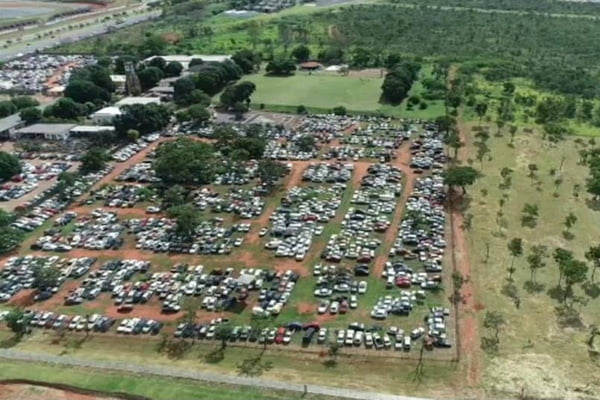 Carros guardados em cemitério no Parque Burle Marx