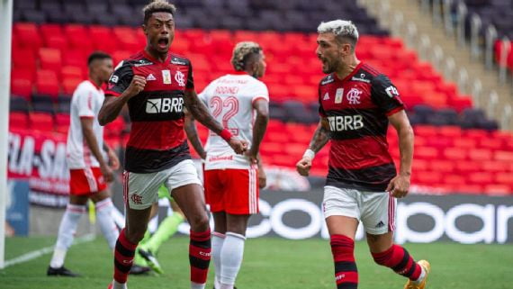 Jogadores do Flamengo comemoram gol