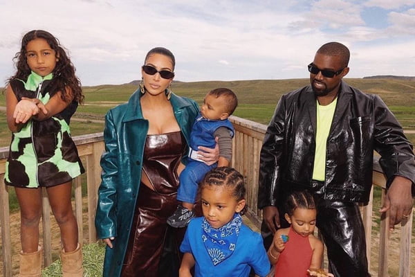 Kim e Kanye West com os filhos