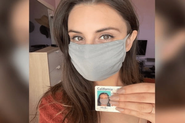 Estudante recebe carteira de motorista, mas foto veio com máscara
