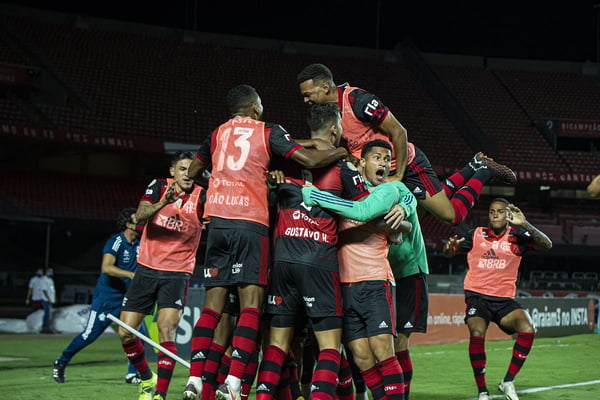 Jogadores do Flamengo comemoram gol de Bruno Henrique contra o São Paulo