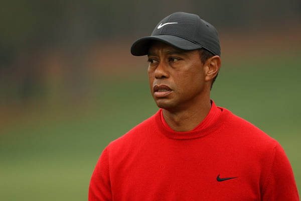 Tiger Woods de camisa vermelha