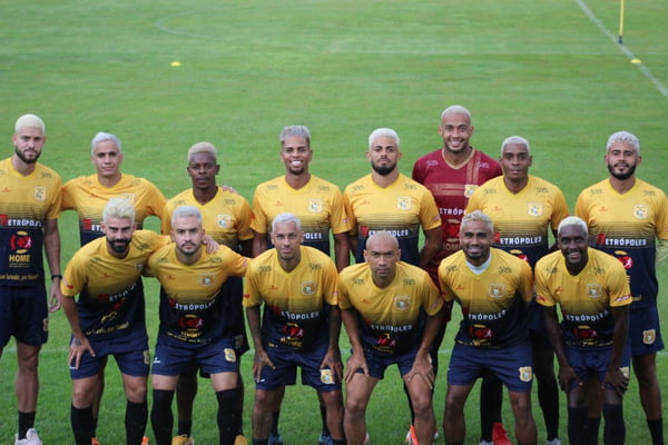 Jogadores do Brasiliense com o cabelo platinado após título da Copa Verde